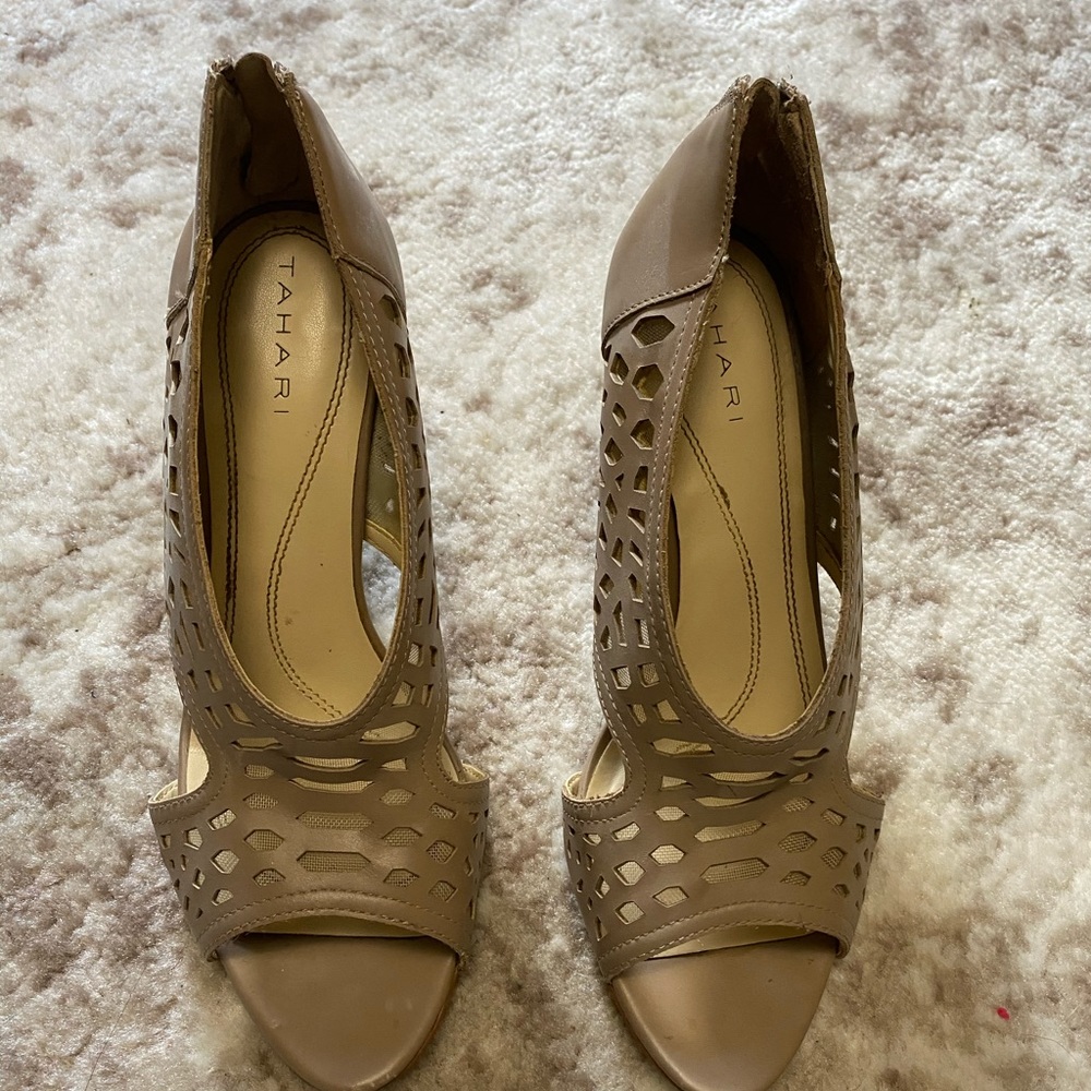 Tahari Peep-toe Heels- Beige cutout / zipperback 8